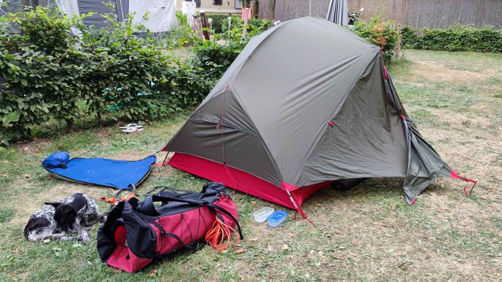 Angekommen am Campingplatz Argenthal - Soonwaldsteig mit Zelt und Hund