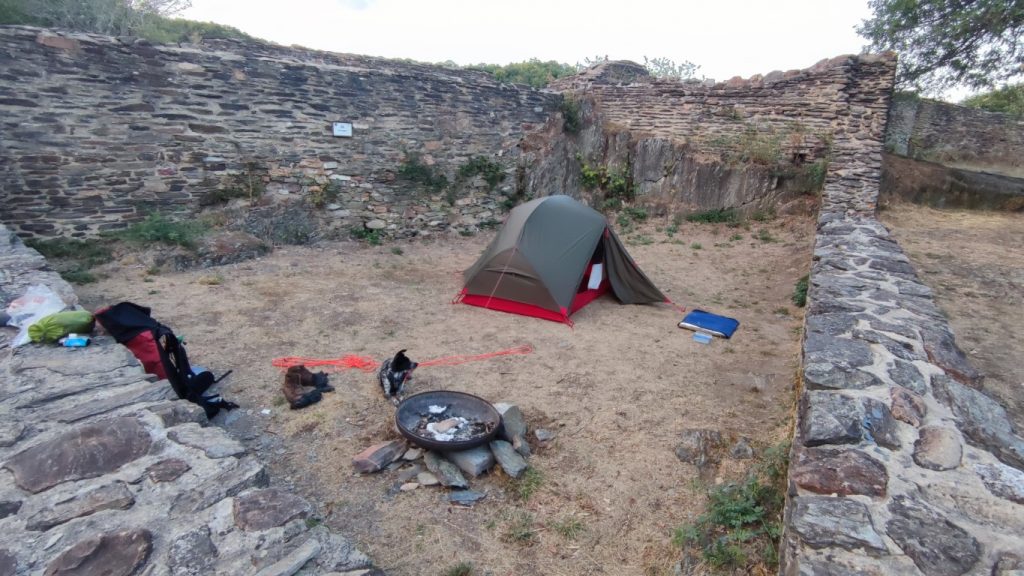 Ich baue mein Zelt in den alten Gemäuern auf beim Trekkingcamp Schmidtburg