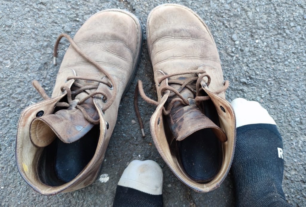 Schuhe und Socken regelmäßig Lüften und Trocknen um Blasen beim Pilgern Vorzubeugen